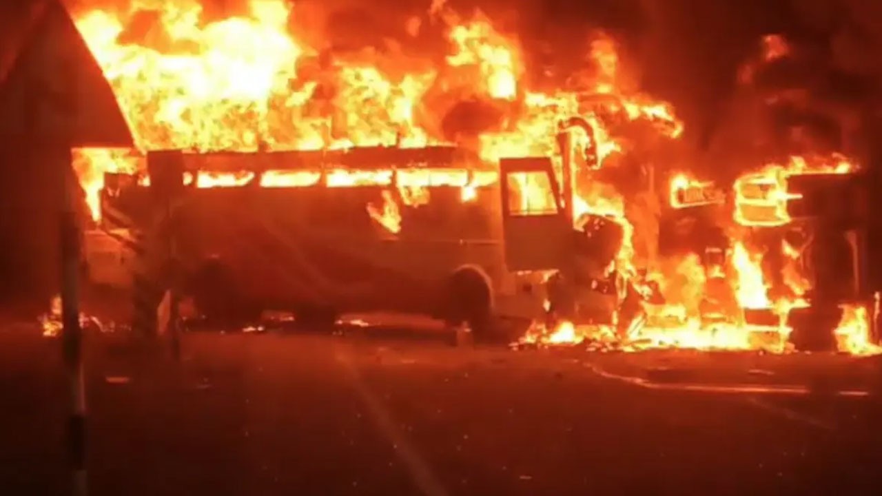 முழுவதுமாக தீப்பிடித்து எரிந்த பேருந்து: 14 பேர் உடல் கருகி பலி