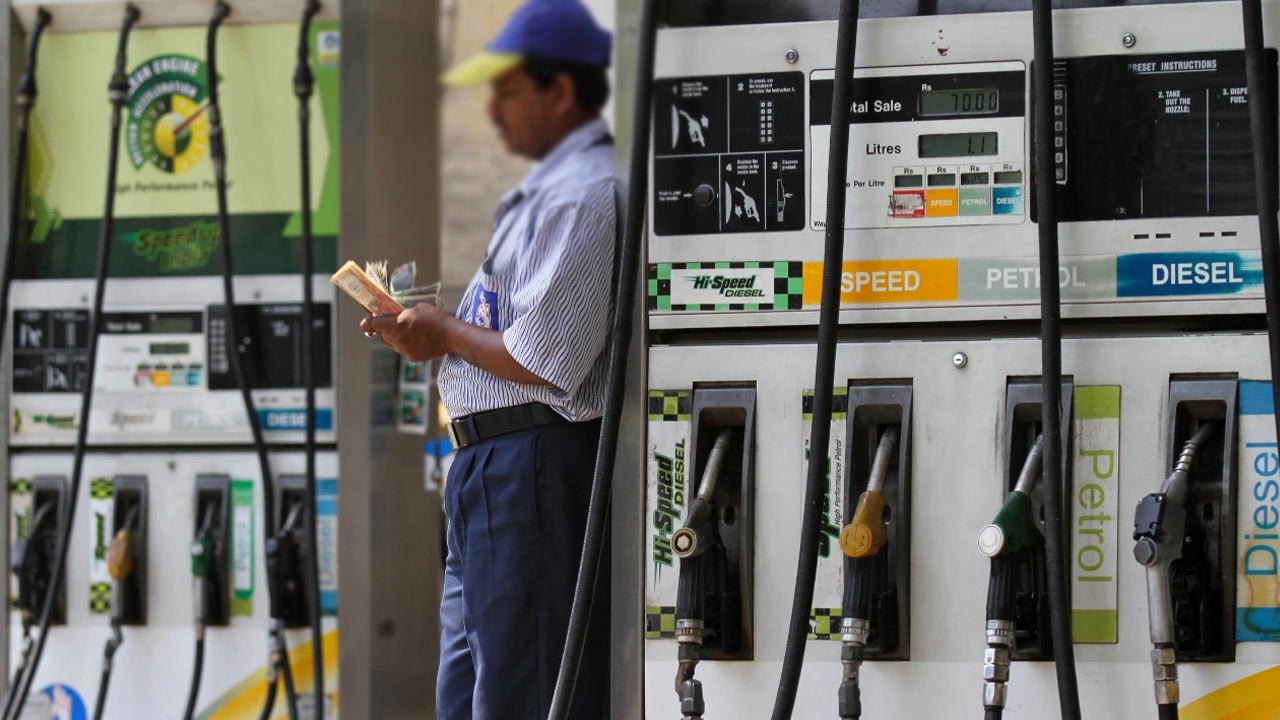 இந்தியாவில் பெட்ரோல், டீசல் மீதான வரி அதிரடியாக குறைப்பு