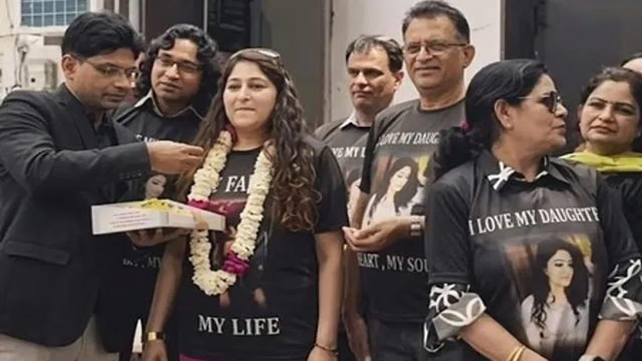 கணவனைப் பிரிந்த மகளுக்கு அமோக வரவேற்பு