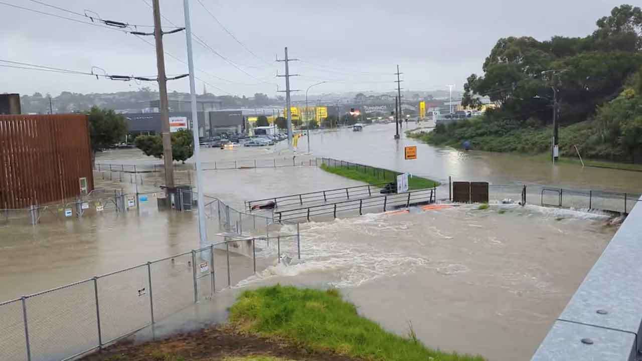 நியூசிலாந்தை உலுக்கும் புயல் - 90 விமானங்கள் ரத்து