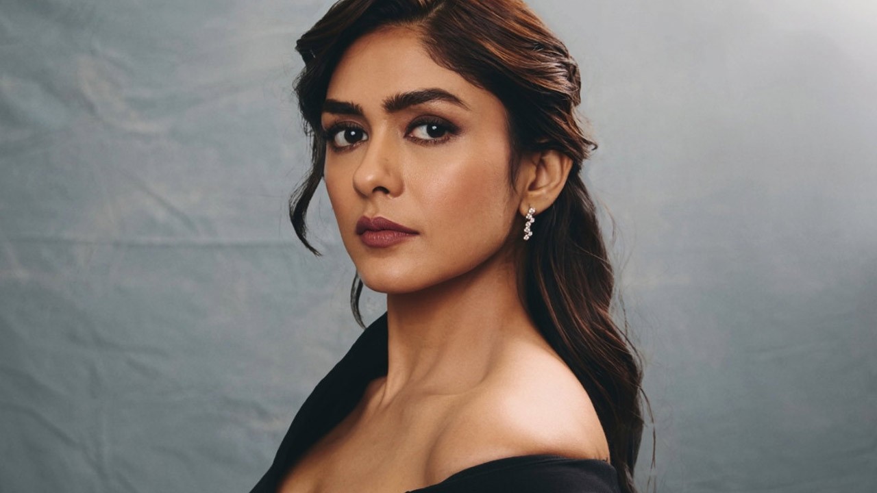 அப்பா வயது நடிகருடன் அப்படி நடிக்க வெச்சாங்க!