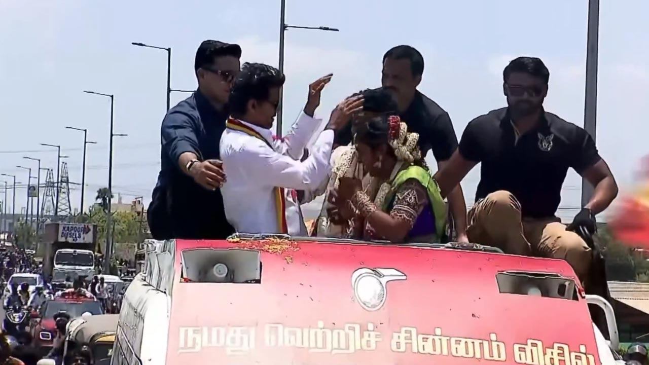 பிரச்சார வாகனத்தில் ஏற்றி புதுமணத் தம்பதியை வாழ்த்திய விஜய்!