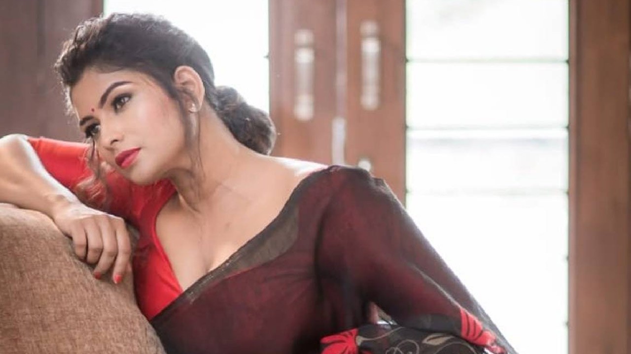 நடிகருடன் நெருக்கமான லிப் லாக் காட்சியில் விஜே மகேஷ்வரி!