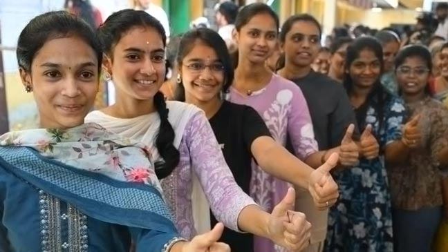 சாதனை படைக்கும் வாக்குப்பதிவு - வாக்களித்த சினிமா பிரபலங்கள்