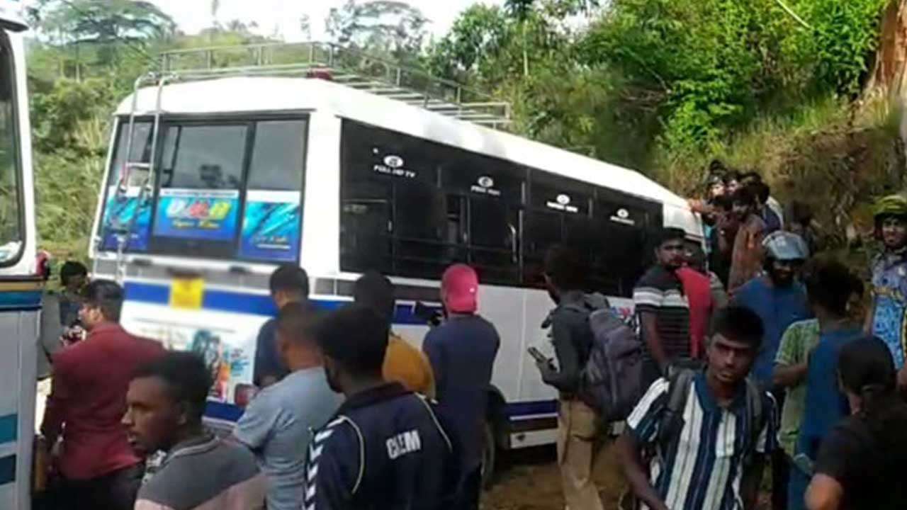 பாடசாலை மாணவர்களை ஏற்றிச் சென்ற பேருந்து விபத்து