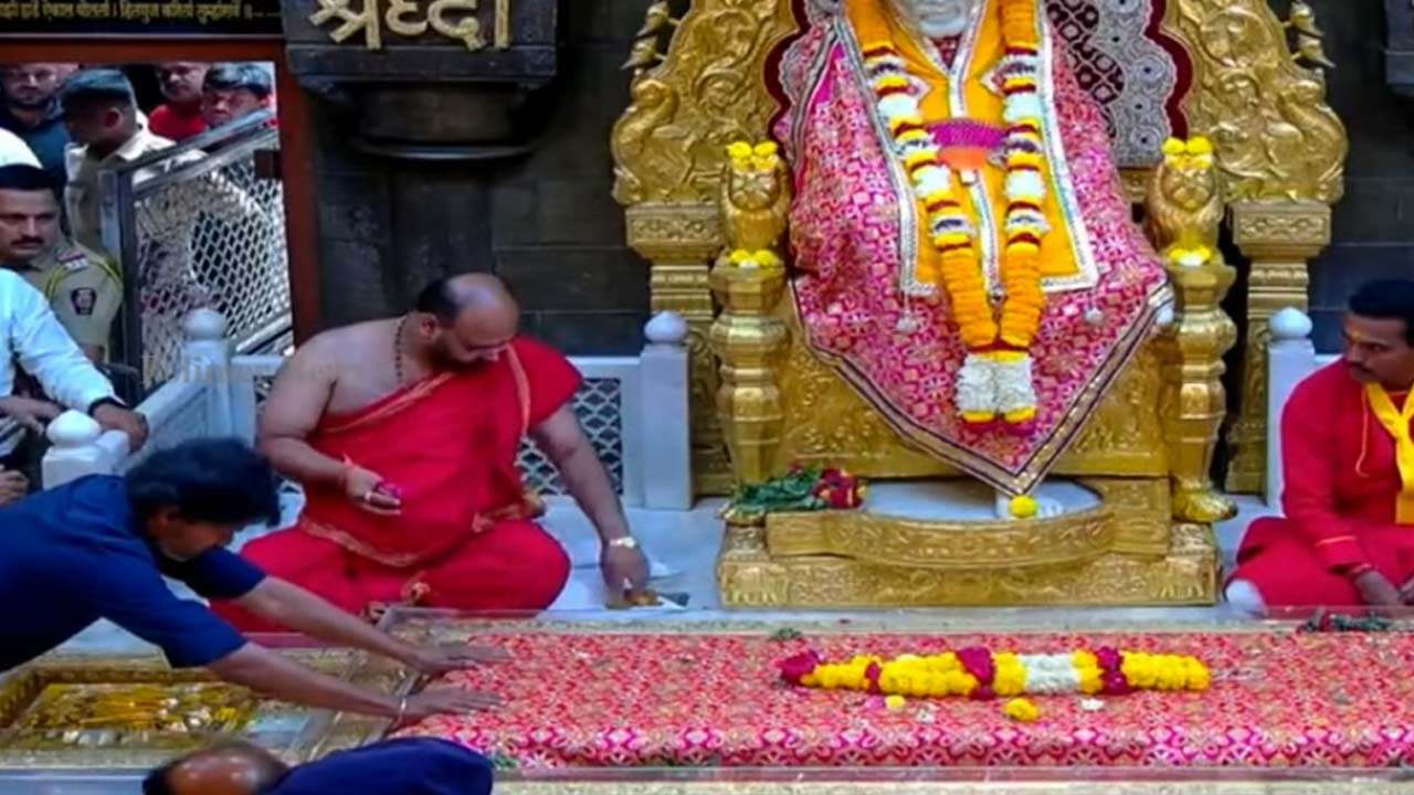 ஷீரடி சாய் பாபா கோயிலில் விஜய்!
