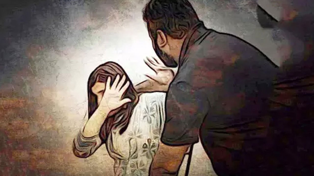 பணியிடத்தில் இளம்பெண்ணுக்கு பாலியல் தொல்லை