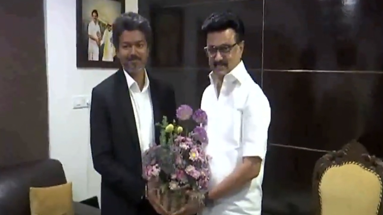 மு.க.ஸ்டாலினை நேரில் சந்தித்து வாழ்த்து பெற்ற முதல்வர் விஜய்!