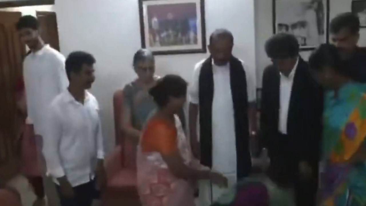 திடீரென காலில் விழுந்த பெண்!