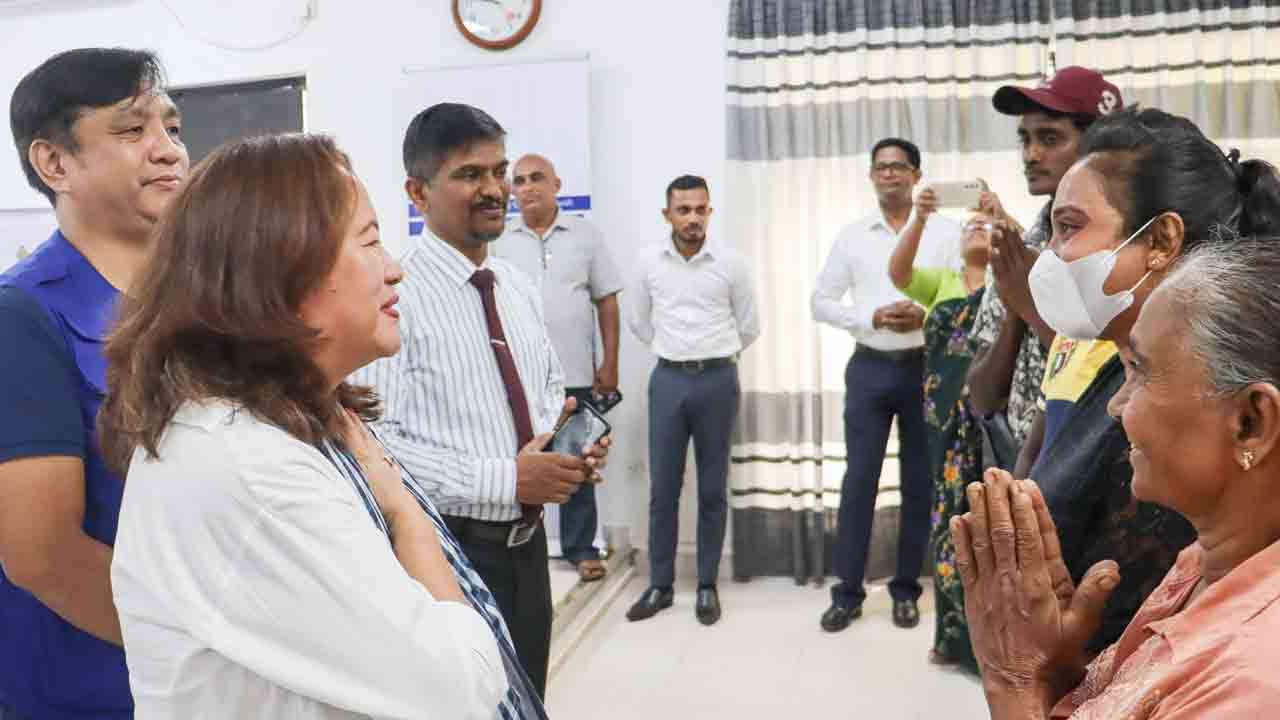 இலங்கையில் டிட்வா புயலால் பாதிக்கப்பட்ட குடும்பங்களுக்கு புலம்பெயர்தலுக்கான சர்வதேச அமைப்பு (IOM) பண உதவி வழங்குகிறது