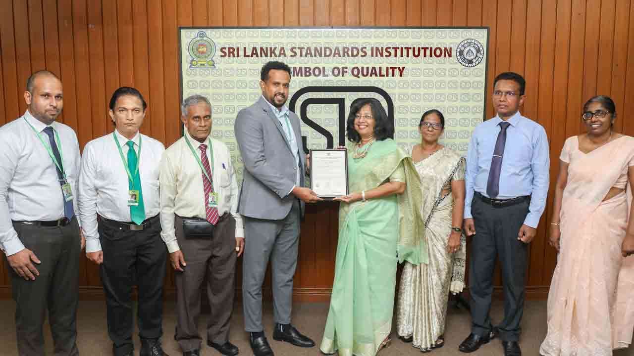 சுதேசி கொஹொம்ப பேபி சவர்க்காரத்திற்கு இலங்கை தர நிர்ணய கட்டளை நிறுவனத்தினால் (SLSI) SLS சான்றிதழ்
