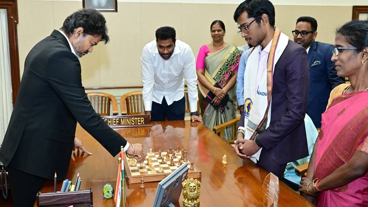 பிரக்ஞானந்தாவுடன் செஸ் விளையாடிய தமிழக முதலமைச்சர் விஜய்!