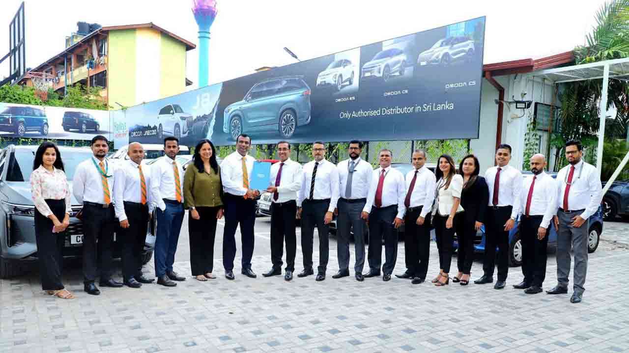 செலான் வங்கி, பிரத்தியேக லீசிங் தீர்வுகள் மூலம் மின்சார வாகன உரிமையை ஊக்குவிக்கும் நோக்கில் Hayleys Fentons Limited உடன் கைகோர்த்துள்ளது