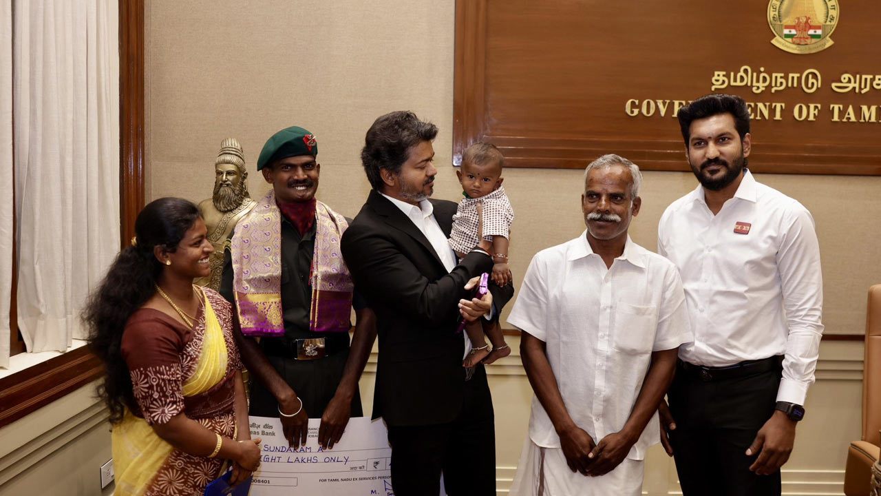 கீர்த்தி சக்ரா விருது பெற்ற இராணுவ வீரரை நேரில் அழைத்து பாராட்டிய முதலமைச்சர்!