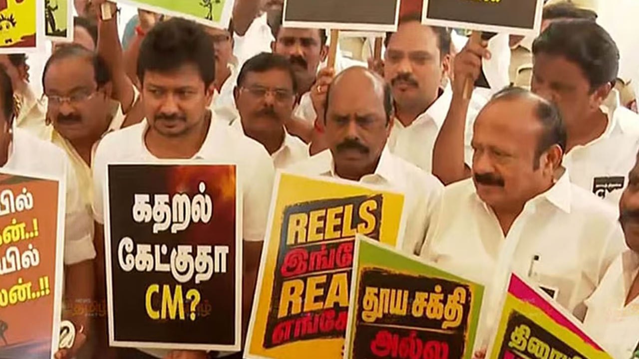 கருப்பு பேட்ஜ் அணிந்து சட்டசபைக்கு வந்த திமுக எம்.எல்.ஏ.க்கள்!