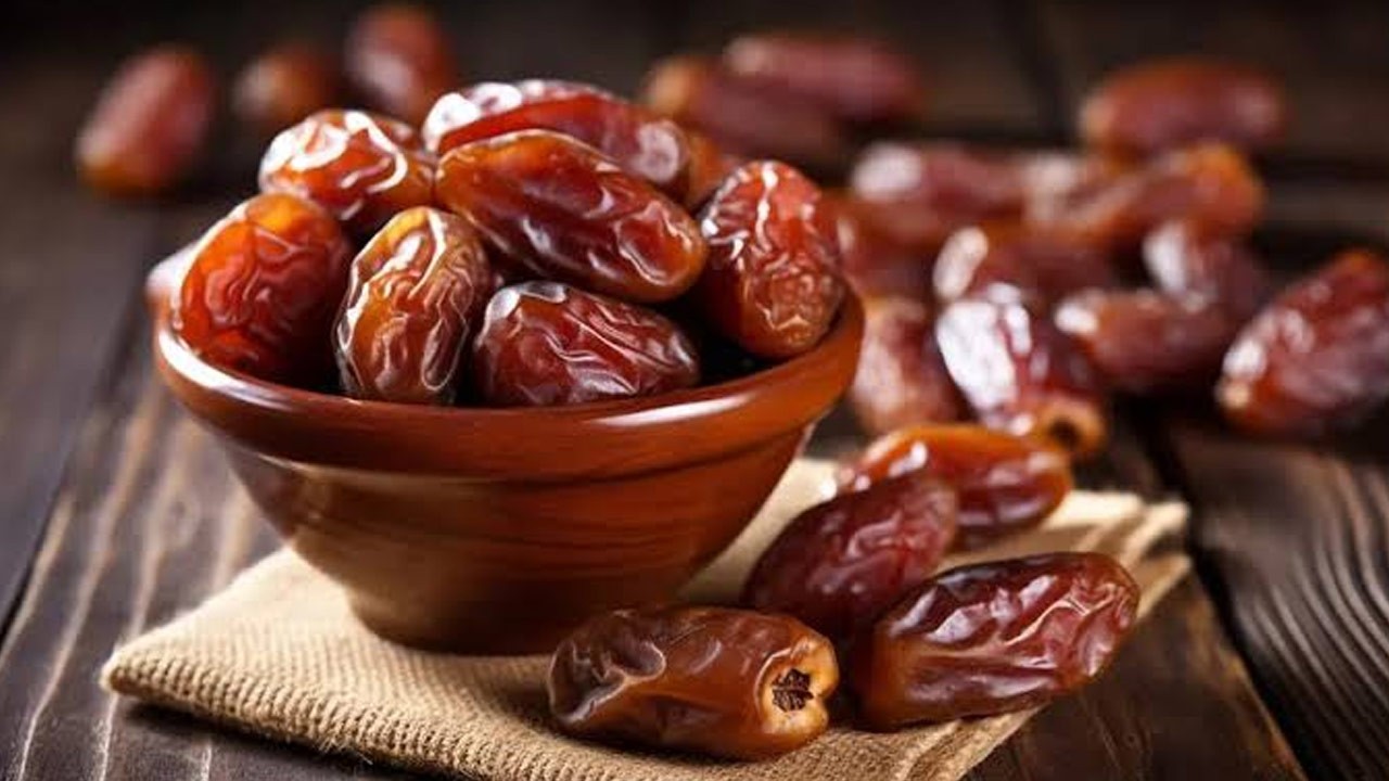தேனில் ஊறவைத்த பேரிச்சம்பழம் சாப்பிடுவதால் கிடைக்கும் நன்மைகள்!