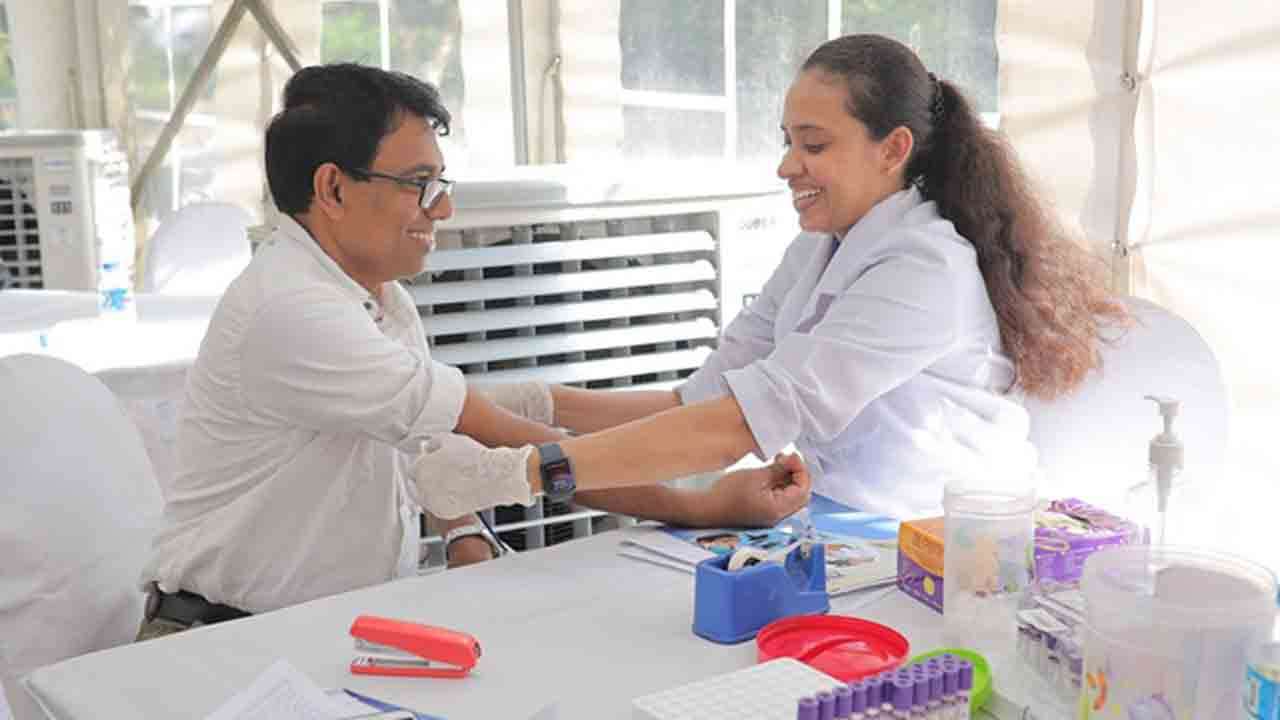  யூனியன் அஷ்யூரன்ஸ் சுவமக திட்டத்தினூடாக பொசொன் யாத்திரிகையின் போது ஆயிரக் கணக்கானவர்கள் மத்தியில் இலவச நீரிழிவு பரிசோதனை முன்னெடுப்பு