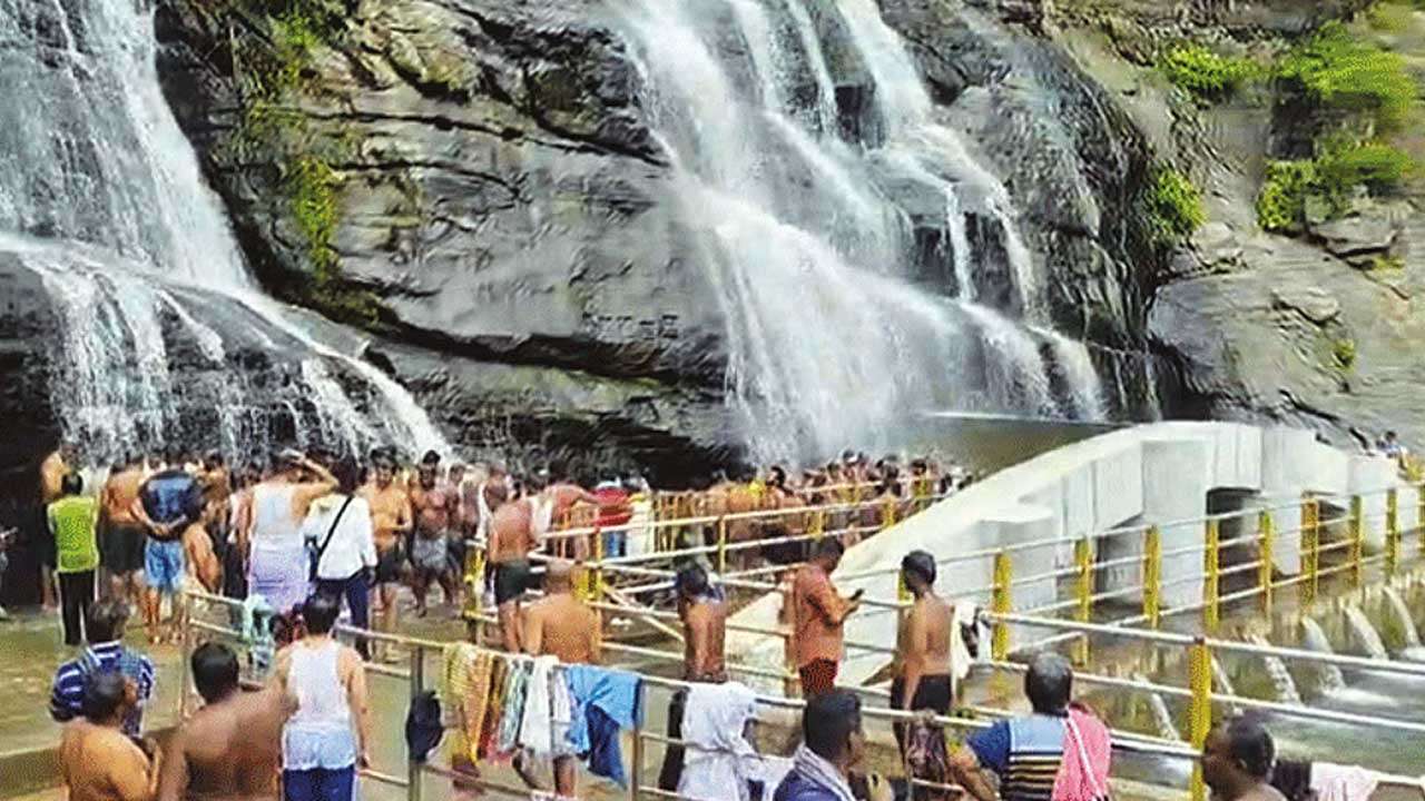 குற்றாலத்தில் குவியும் சுற்றுலாப் பயணிகள்