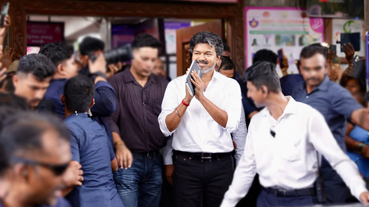 கரூரில் 32 பேருக்கு அரசுப் பணியை வழங்கும் விஜய்