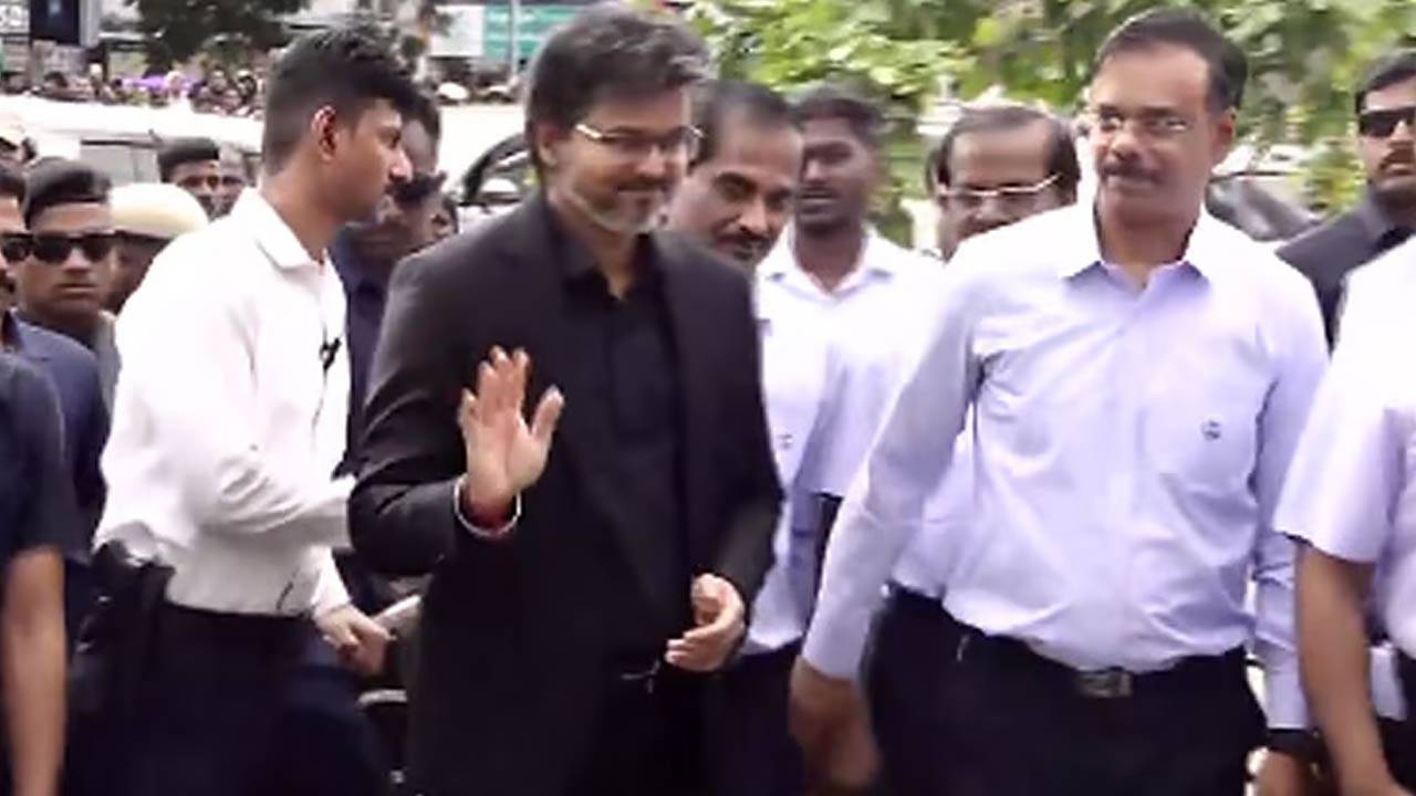 மெட்ரோ ரயிலில் பயணித்த முதலமைச்சர் விஜய்!