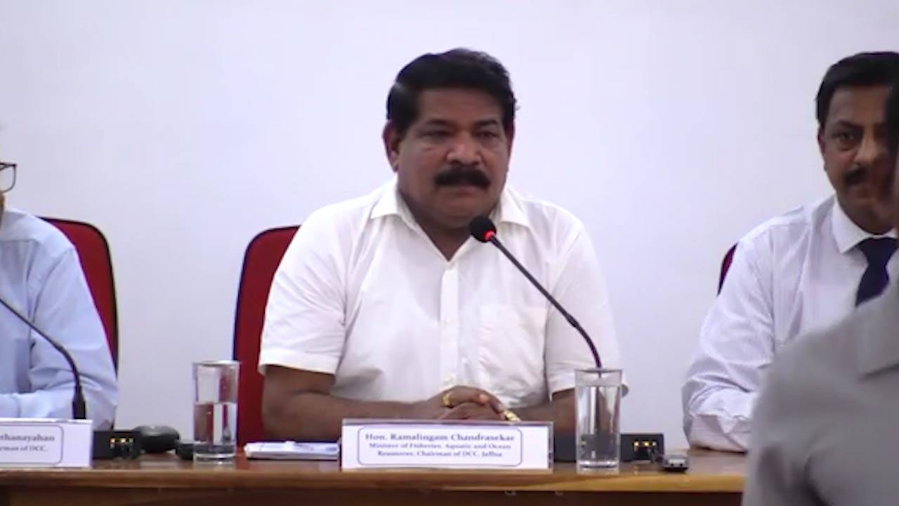 வௌிநாடுகளில் எங்களை பார்த்து சிரிக்கிறார்கள்!
