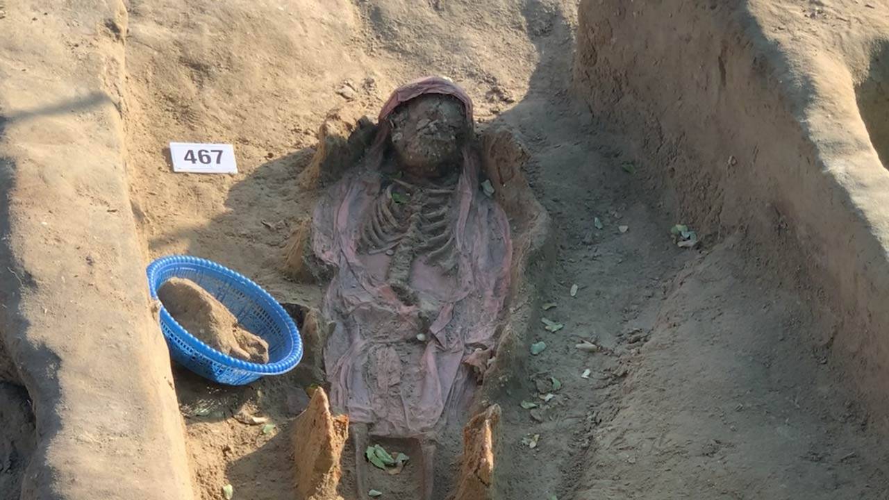 மழை அங்கியுடன் சிறுவனின் எலும்புக்கூடு மீட்பு!