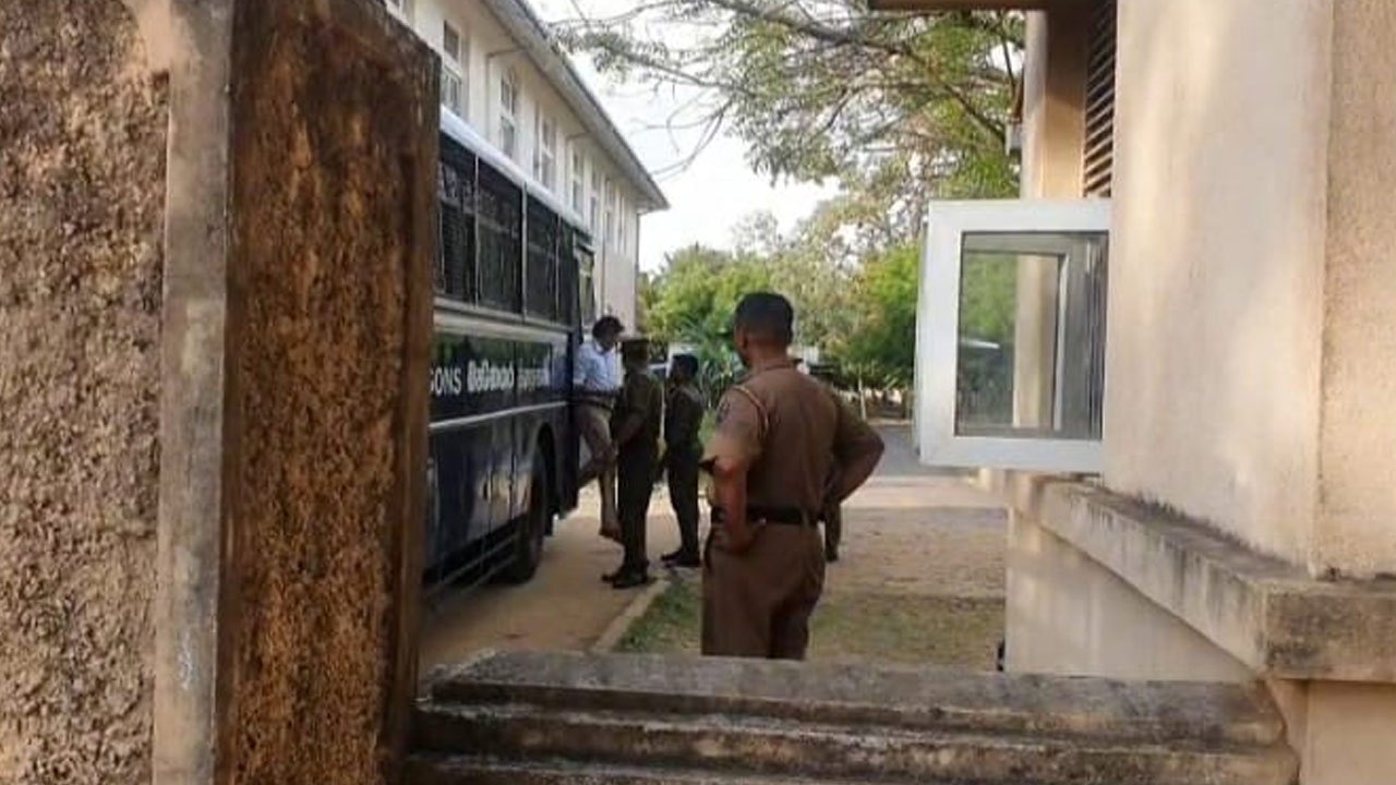 நீதிமன்ற வளாகத்திற்கு அழைத்து வரப்பட்டார் அர்ச்சுனா