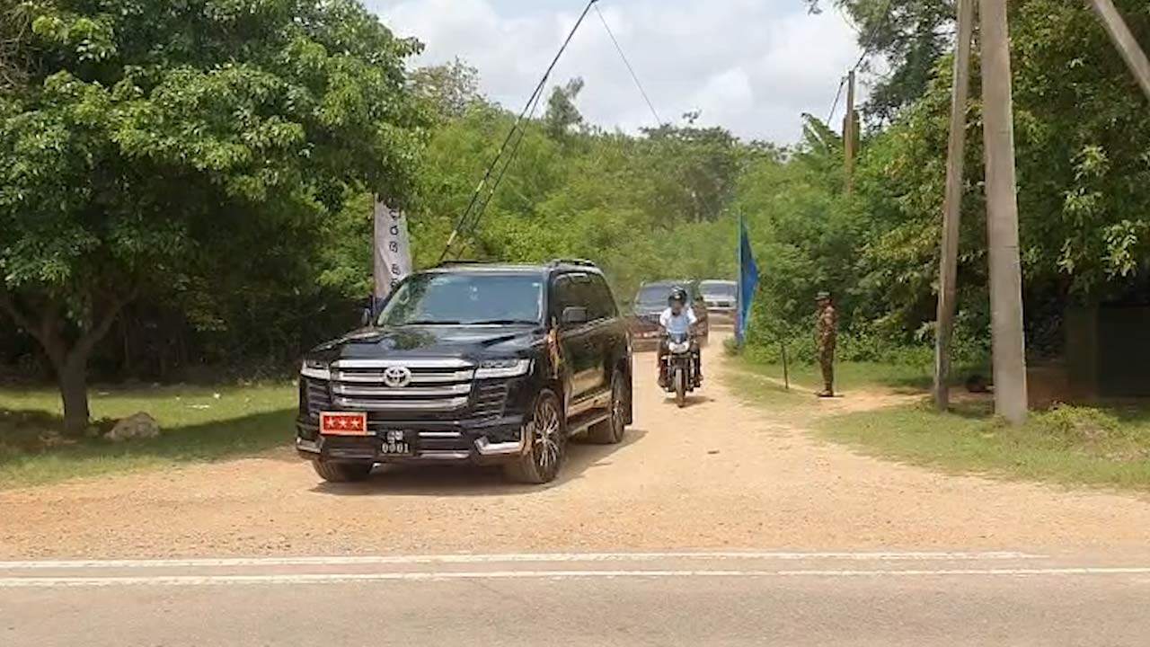 மக்களின் காணிகளை பார்வையிட்ட பிரதி பாதுகாப்பு அமைச்சர்!