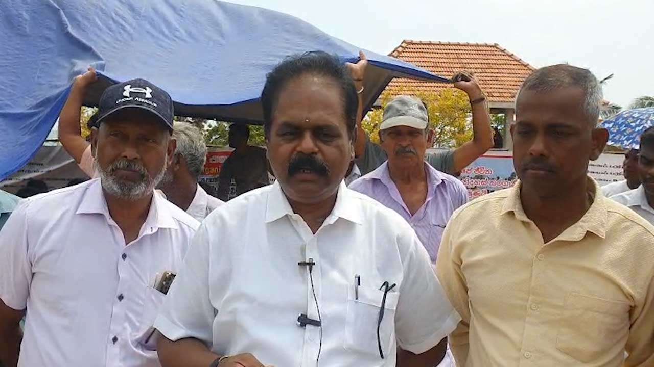 மக்களுக்குச் சொந்தமான இடங்களை இராணுவம் பிடித்து வைத்திருக்கிறது!