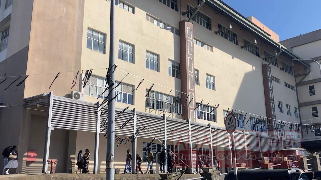 நுவரெலியாவில் கறுப்பு கொடிகளை பறக்கவிட்டு வைத்தியர்கள் போராட்டம்!