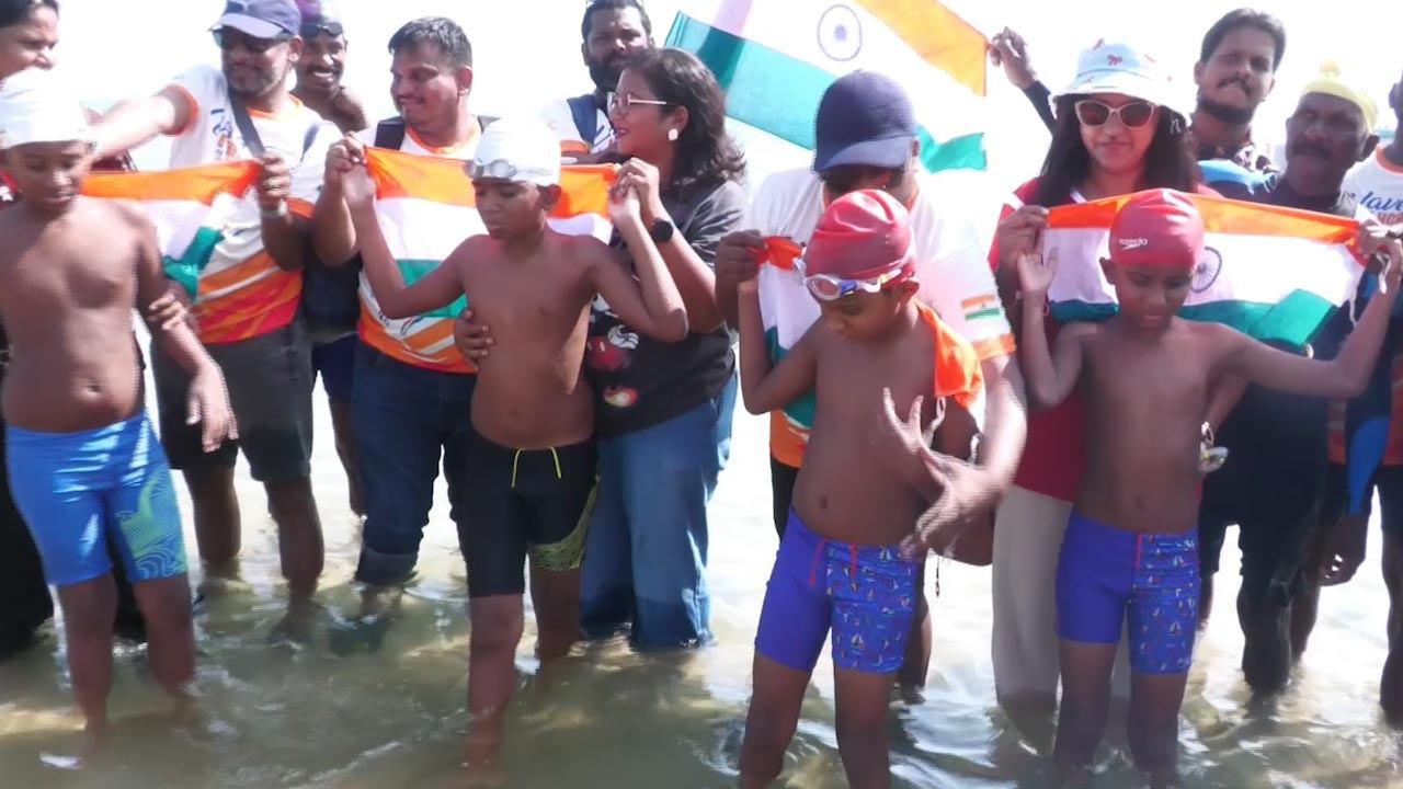 பாக் நீரிணையை நீந்திக் கடந்த ஆட்டிசம் பாதித்த சிறுவர்கள்!