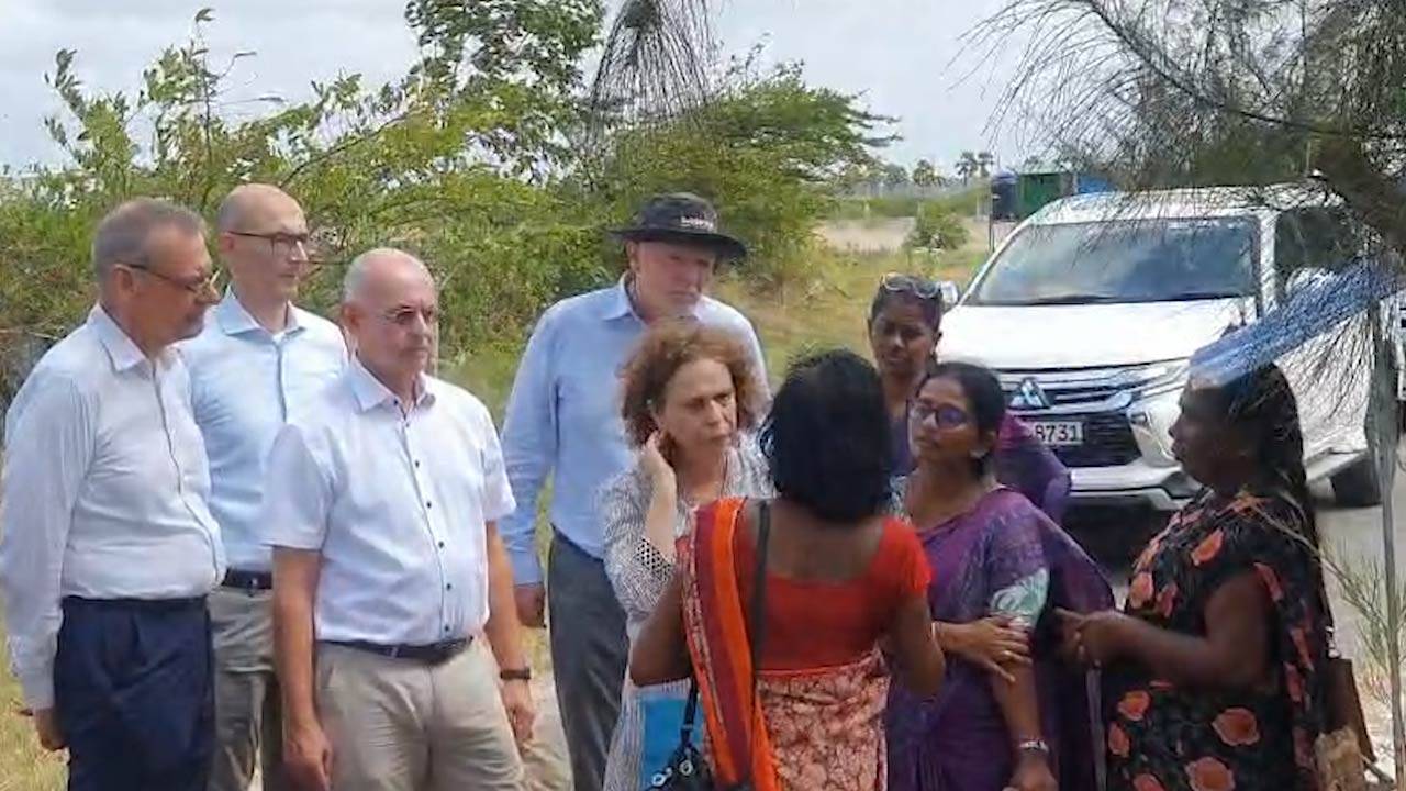 செம்மணியில் போராட்டக்காரர்களை சந்தித்த ஐரோப்பிய ஒன்றிய சிறப்புப் பிரதிநிதிகள்! 
