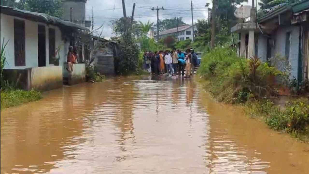 டிக்கோயாவில் தொடர்மழையால்  வீடுகளுக்குள் புகுந்த வெள்ளம்!