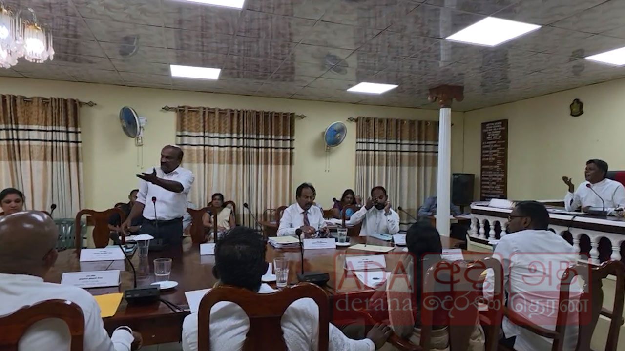 வாயில் பிளாஸ்டர் ஒட்டி போராட்டம்!