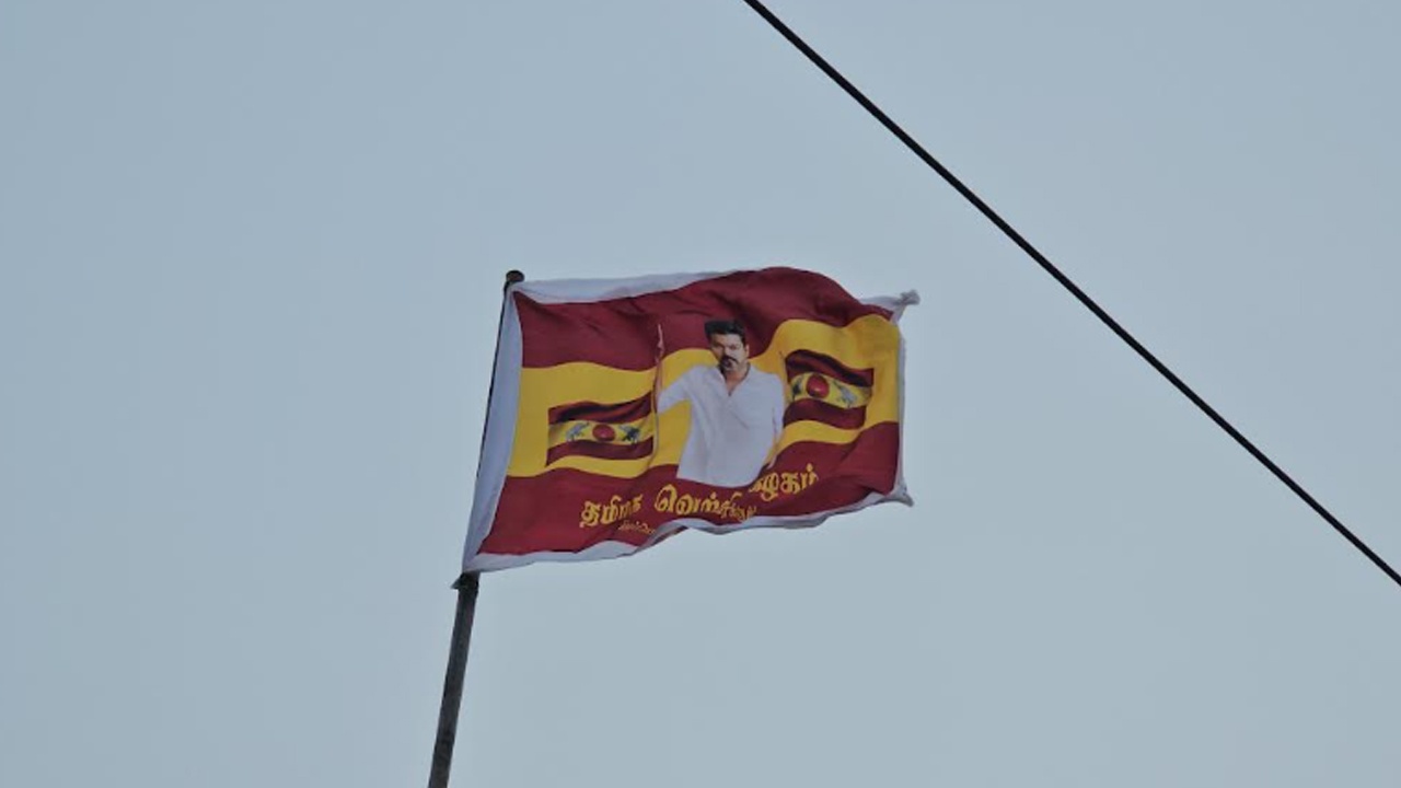 யாழில் பறக்கும் தமிழக வெற்றிக் கழகத்தின் கொடி!