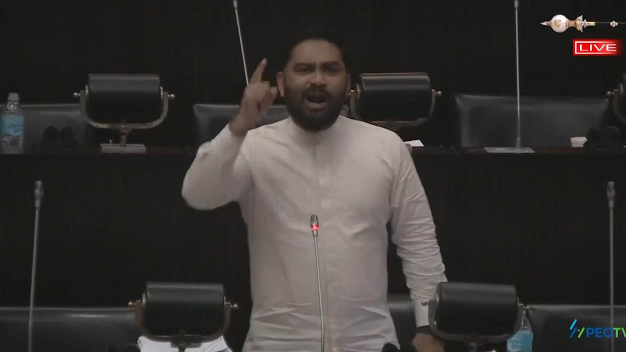 அரசாங்கம் ஓர் அரசியல் நாடகத்தை ஆடுகிறது!