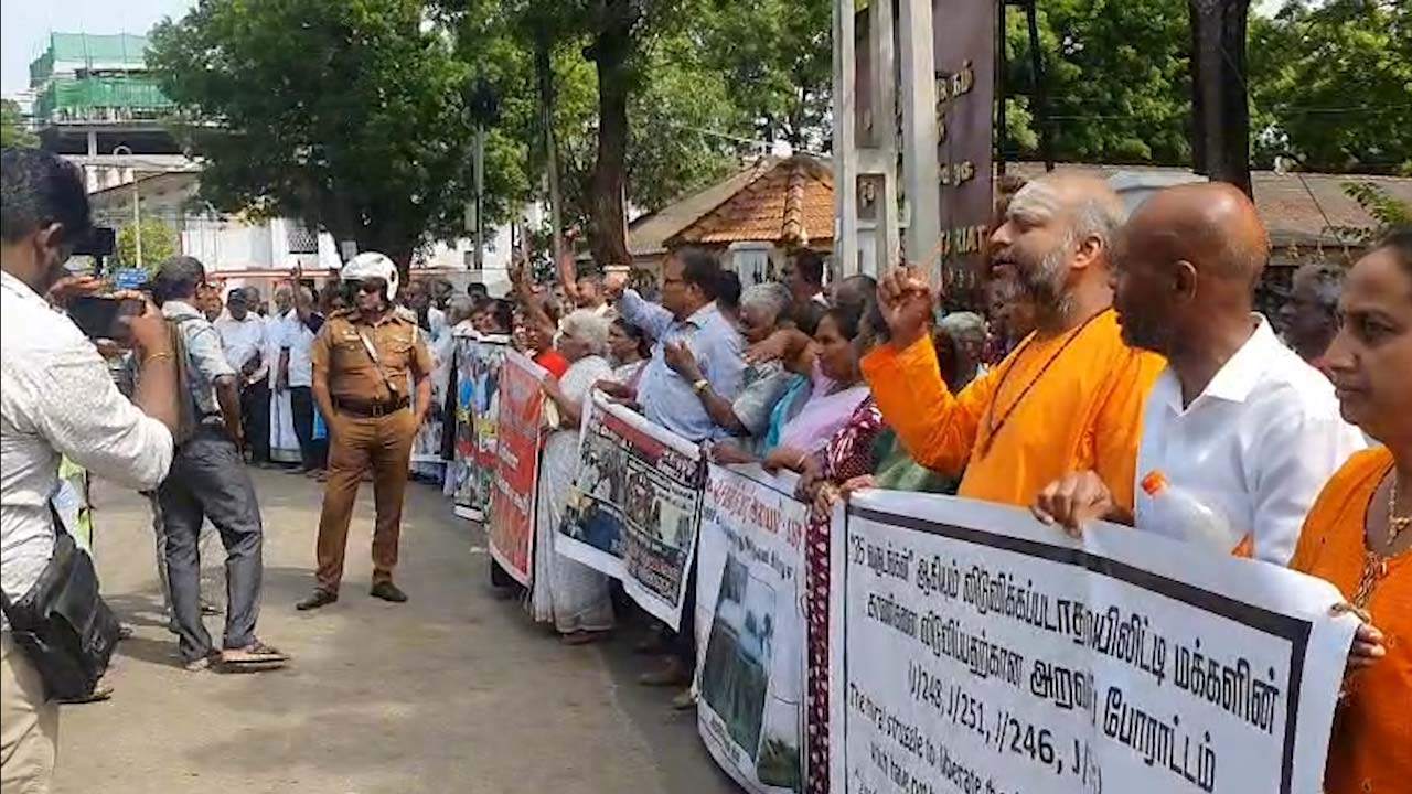 யாழ். மாவட்ட செயலகம் முன்பாக போராட்டம்!
