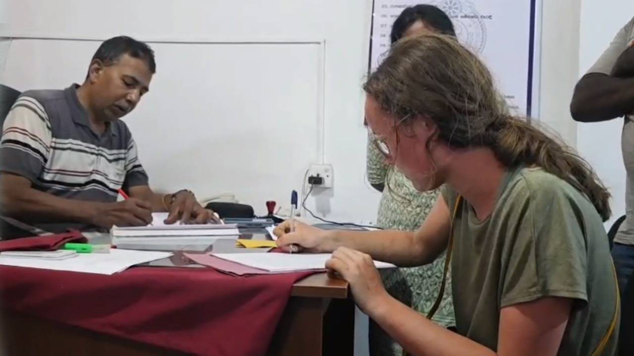 சிங்கிமலைக் காட்டில் சிக்கிய நெதர்லாந்து மாணவி மீட்பு