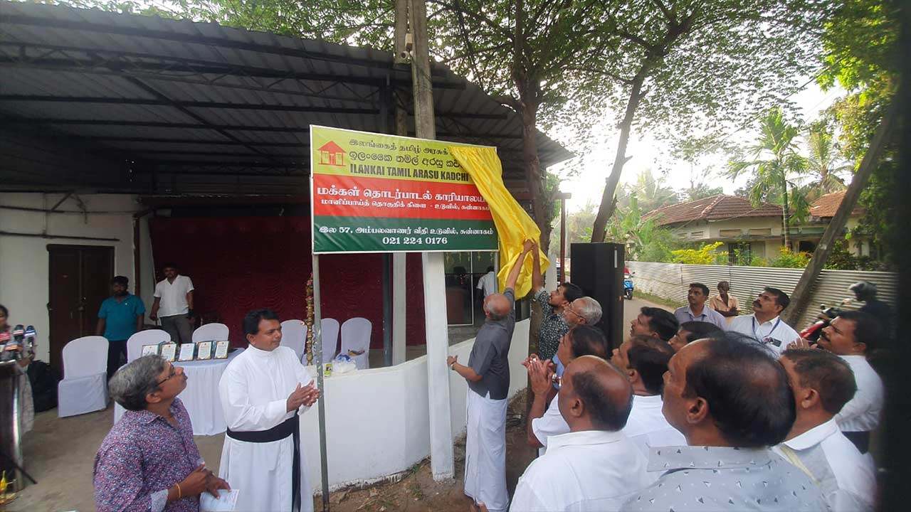 நாங்கள் மக்களுடன் நெருக்கமாக இருக்க வேண்டும்